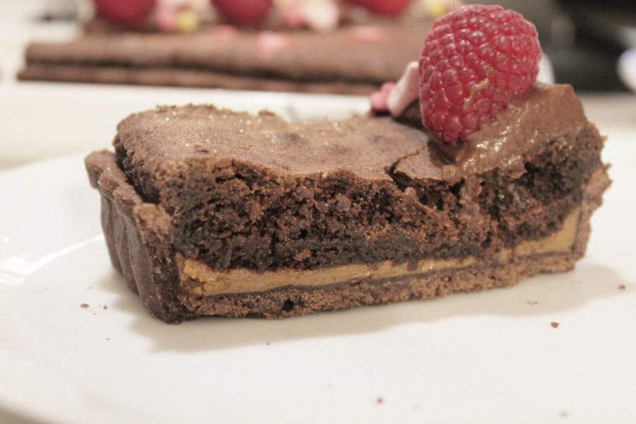 Chokoladetærte med saltkaramel og brownie