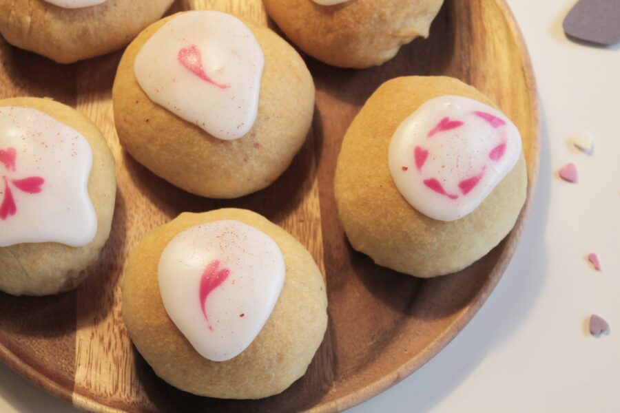 Store lækre fastelavnsboller med marcipan og chokolade